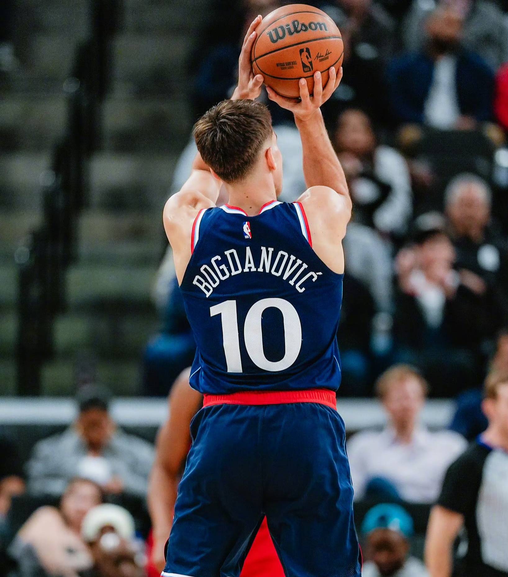 鹈鹕完胜快船，保罗三分雨点燃全场