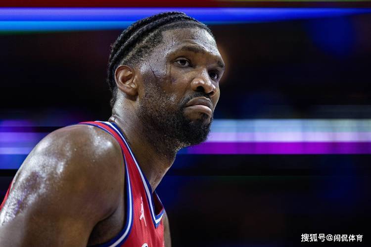 76人完胜马刺,布克点燃赛场 76人完胜马刺,布克点燃赛场