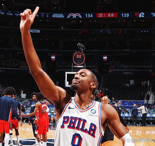 76人完胜马刺,布克点燃赛场 76人完胜马刺,布克点燃赛场