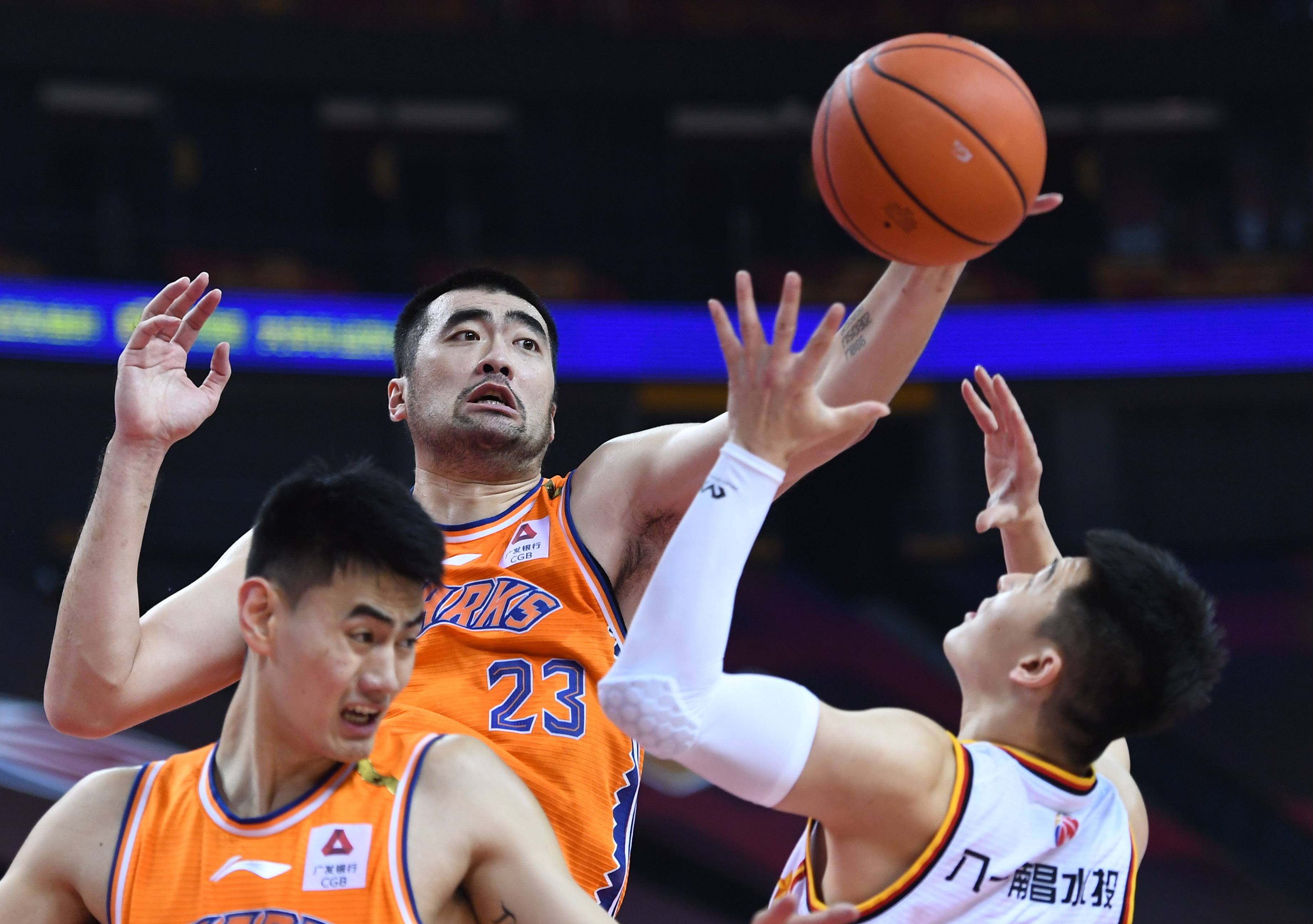 上海篮球队壮志凌云，谱写辉煌