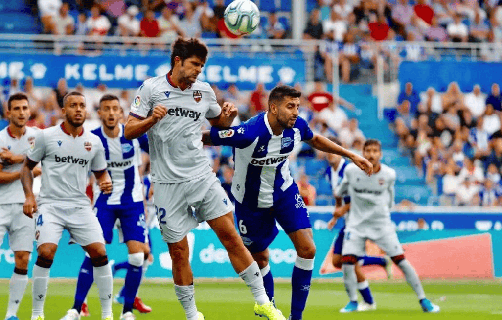 塞维利亚客场逼平赫罗纳，争夺胜利