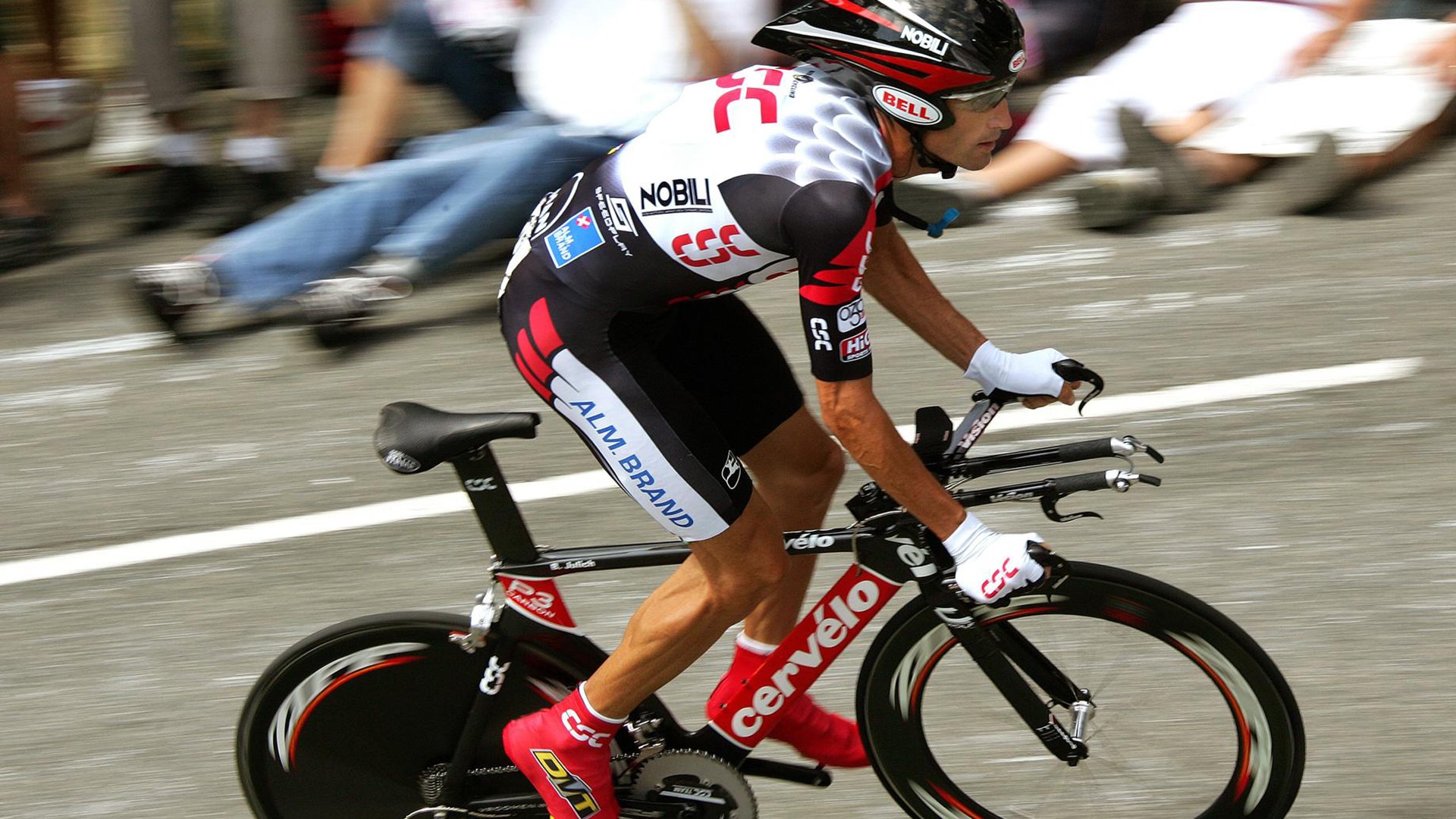 球拍击碎时差，兹维列夫如何用暴力网球点燃温网草地